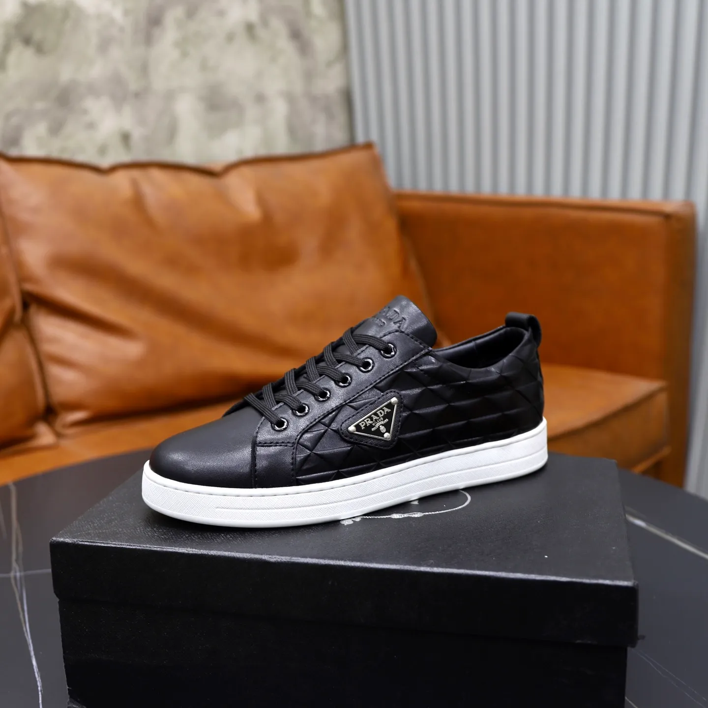 Ex-factory price: 420💰🙅‍♂️🙅‍♂️🙅‍♂️ Brand: PRADA Standard code: 38-44 (45 customized) Grade: Same as the official website Material: Original leather splicing Comfortable and breathable sheepskin lining Original wear-resistant outsole Style category: Men's fashion casual shoes Running sports shoes Distinguished luxury brand elements Top luxury Color: actual picture color